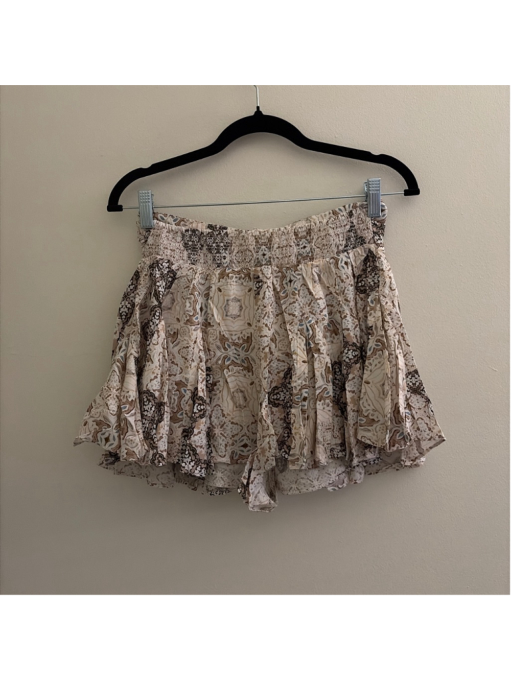 NWOT Women's Boho Sky to Moon Beige Brown Patterned Smocked Waist Shorts S - Picture 2 of 3